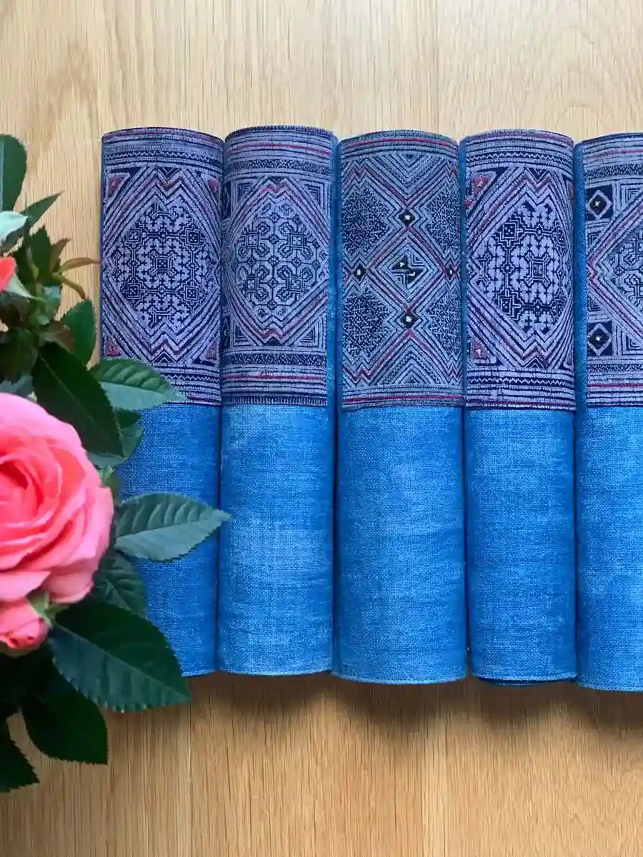 Vindigo placemat blue embroidered geometry rolled set front view