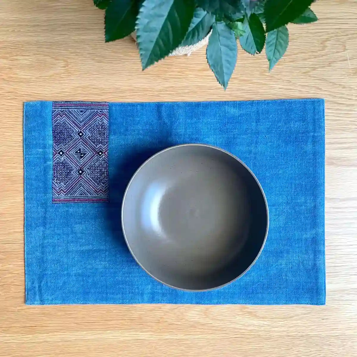 Vindigo placemat blue embroidered geometry with bowl on table