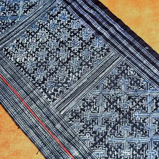 Enkel röd rand autentisk H'mong batik på bomull - återvunnet tyg