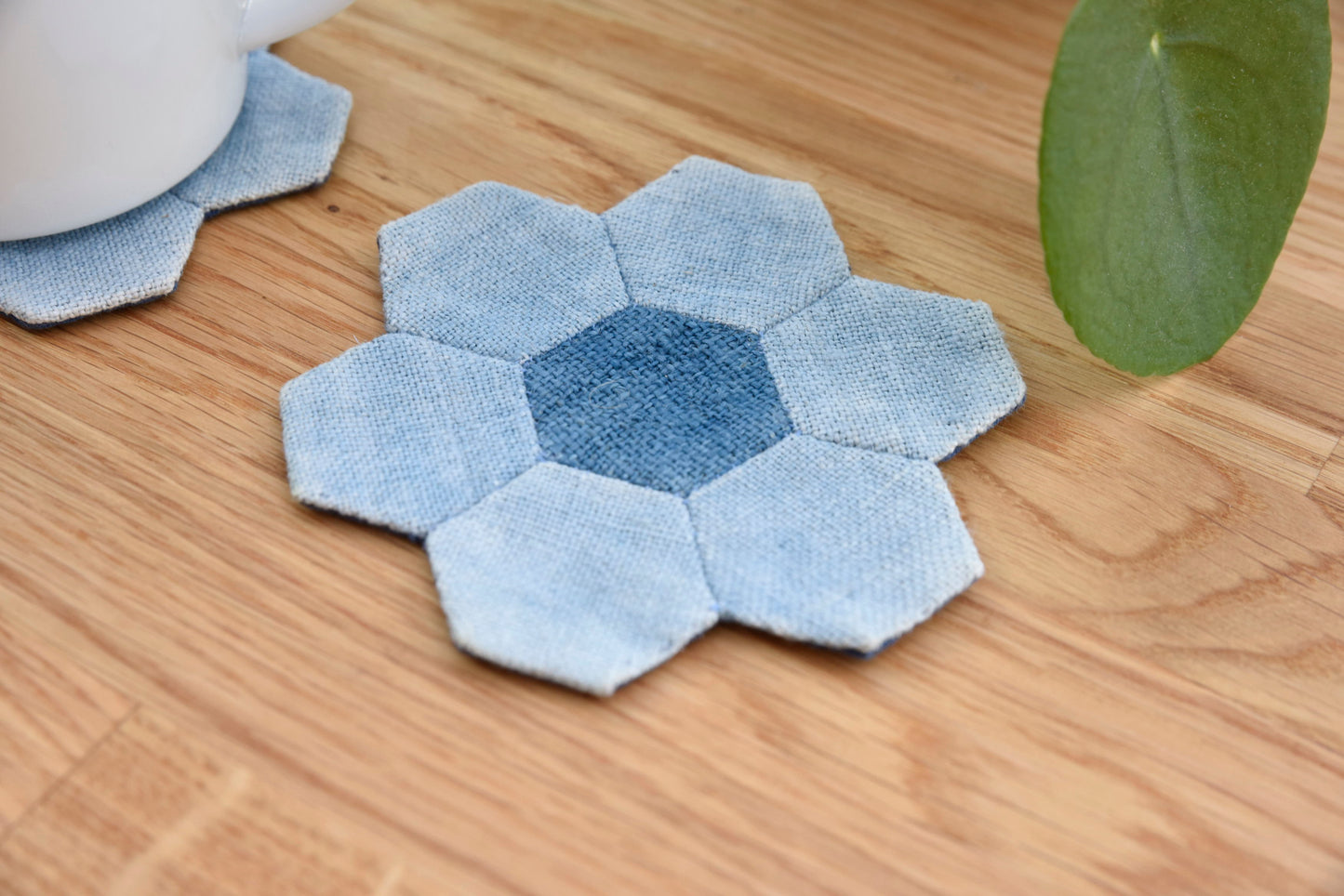 Quilt indigo ljusblå hampaunderlägg, växtbaserad färgad hampa, handsydd hexagonunderlägg