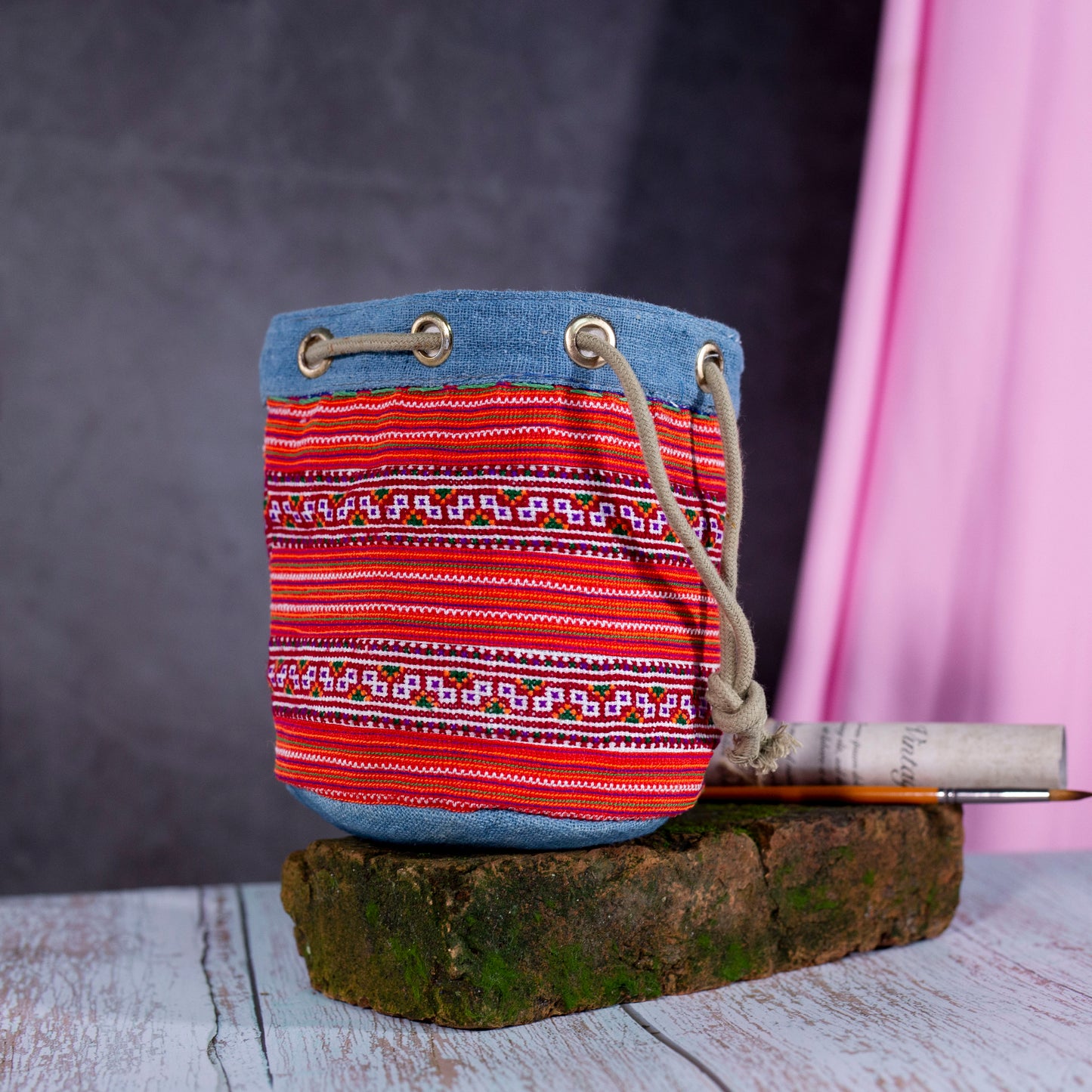 Sminkväska i minihampa, indigokant och H'mong-mönster