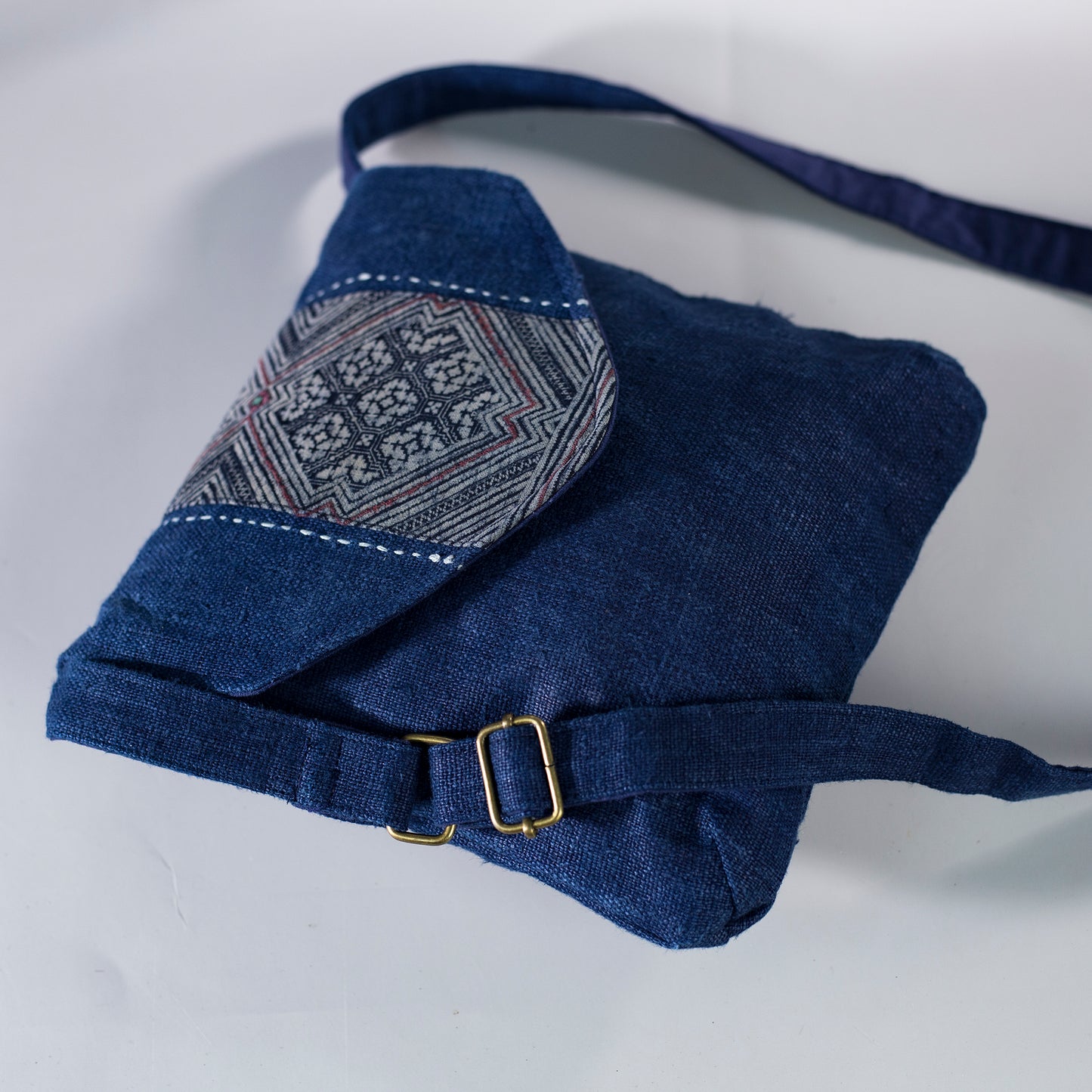 Purity Collection: Cross-body väska, naturlig hampa i BLÅTT, vintage patch