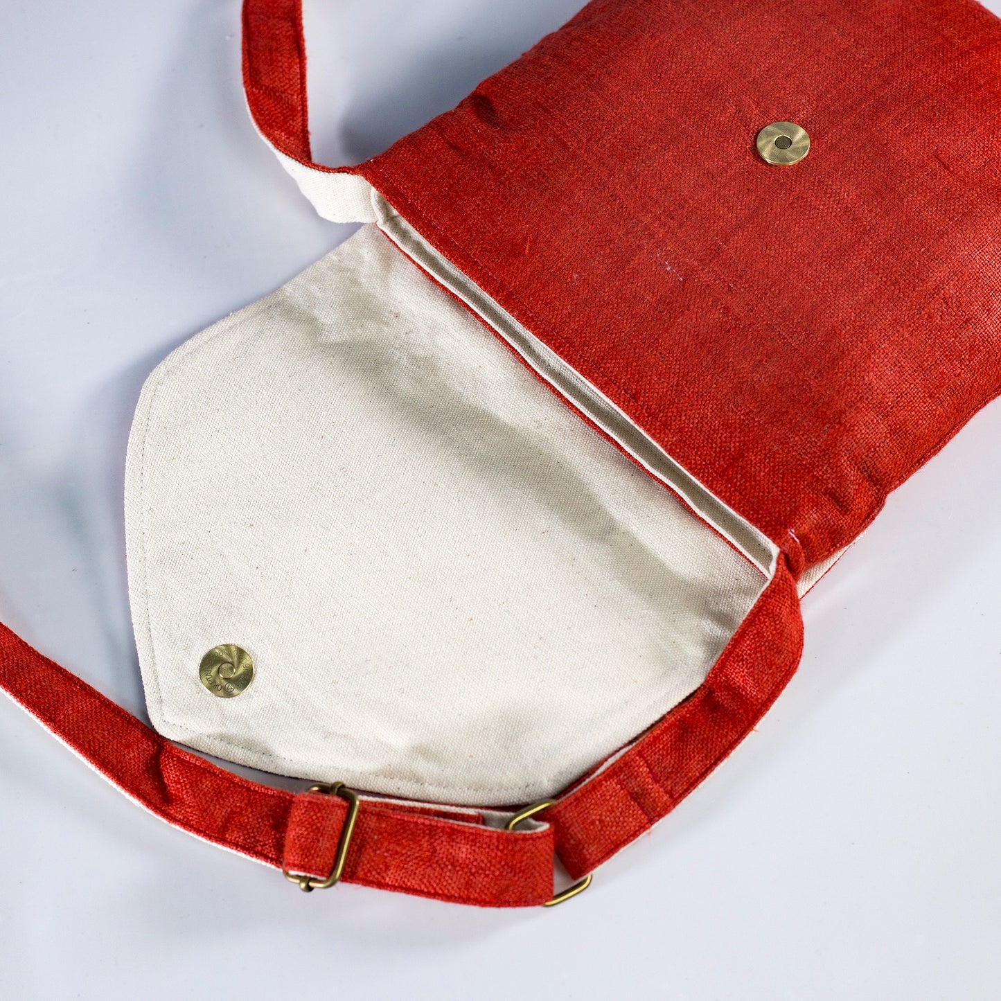 Purity Collection: Cross-body väska, naturlig hampa i RÖTT, vintage patch