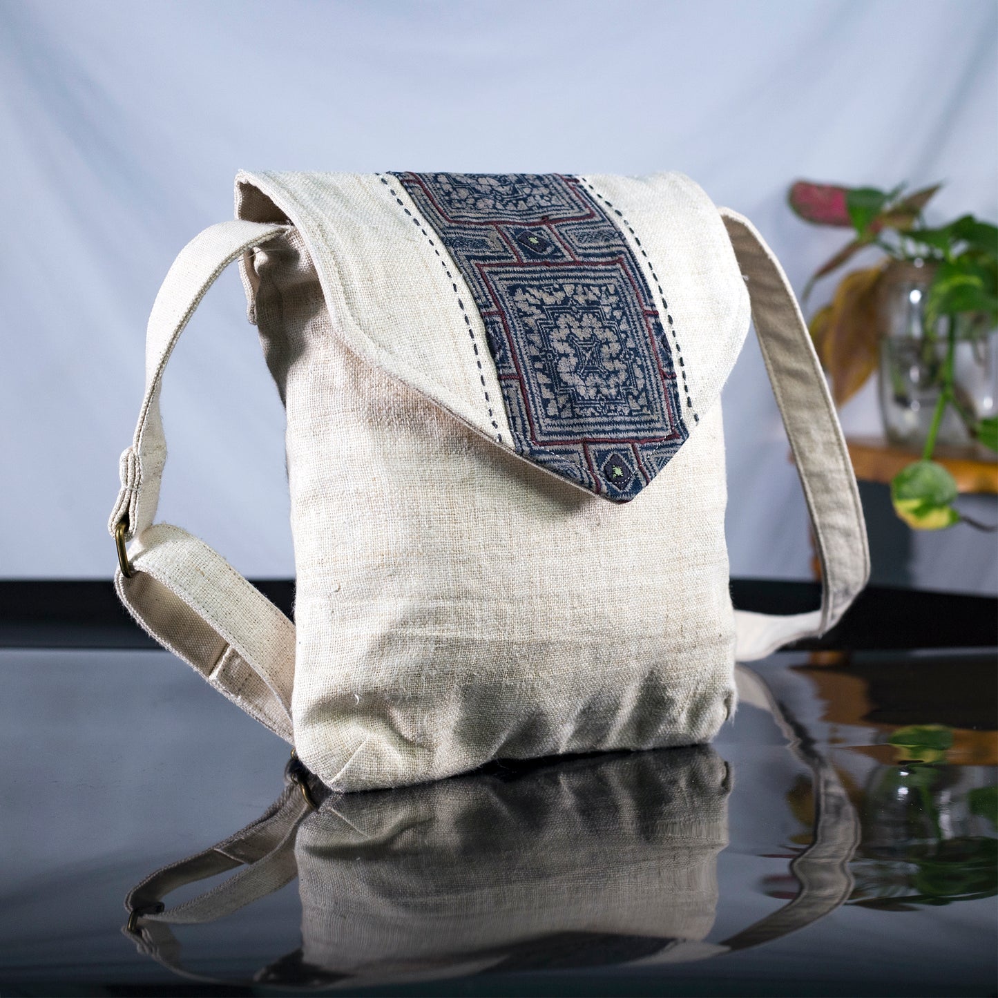 Purity Collection: Cross-body-väska, naturlig hampa i VIT med vintage-lapp