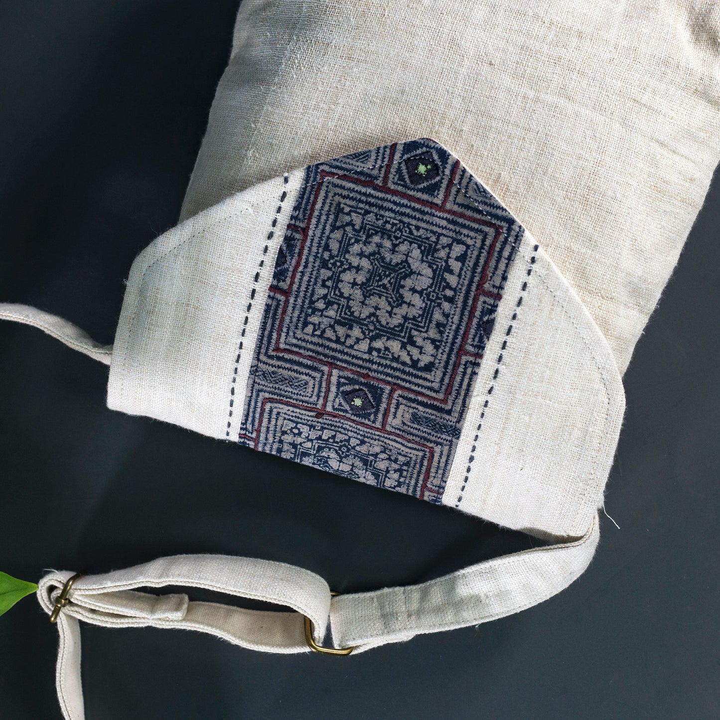 Purity Collection: Cross-body-väska, naturlig hampa i VIT med vintage-lapp