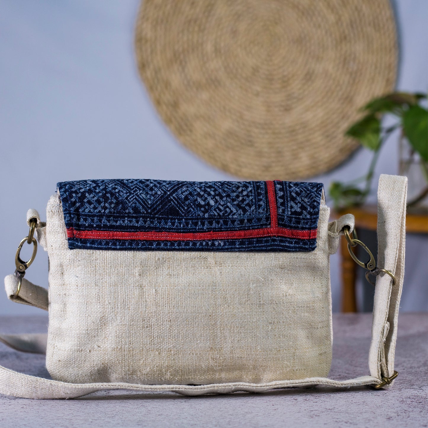 Unik vikt crossbody-väska i naturlig hampa och batikflik i mörkblå indigo