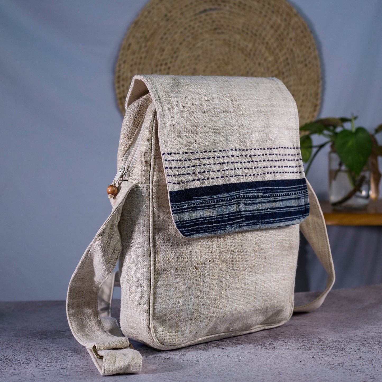 Naturlig beige hampa cross-body-väska, batik och handsydd flik