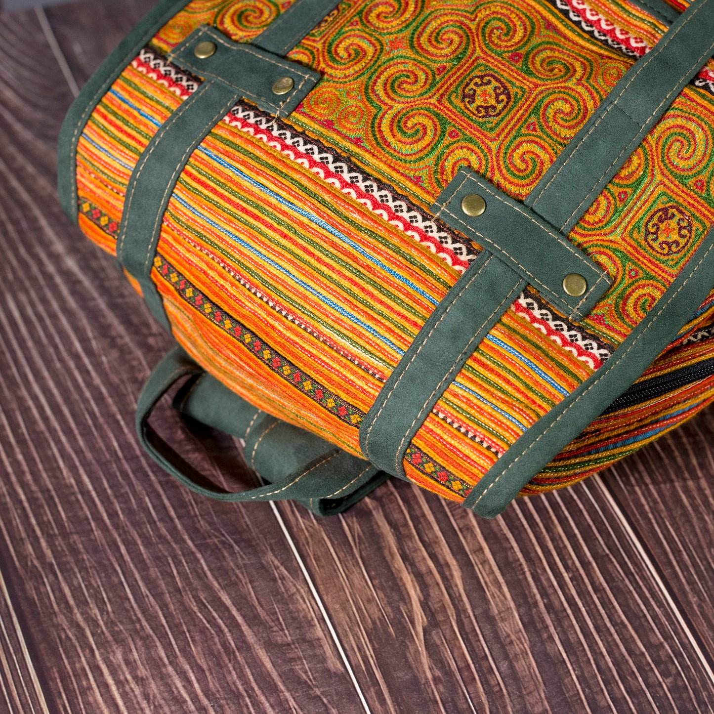 Stor ryggsäck, orange handbroderityg, konstläderkant, mossgrön färg