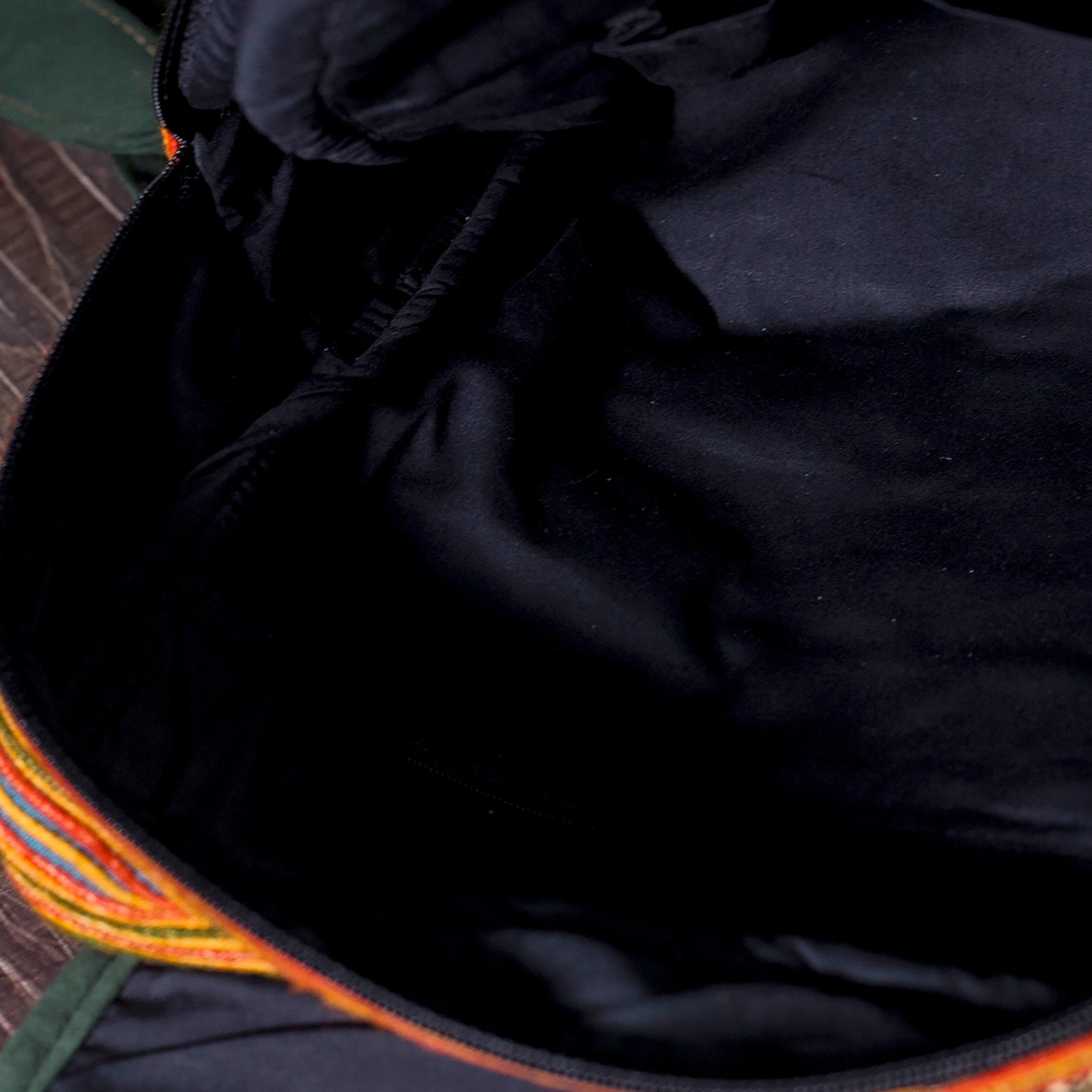 Stor ryggsäck, orange handbroderityg, konstläderkant, mossgrön färg
