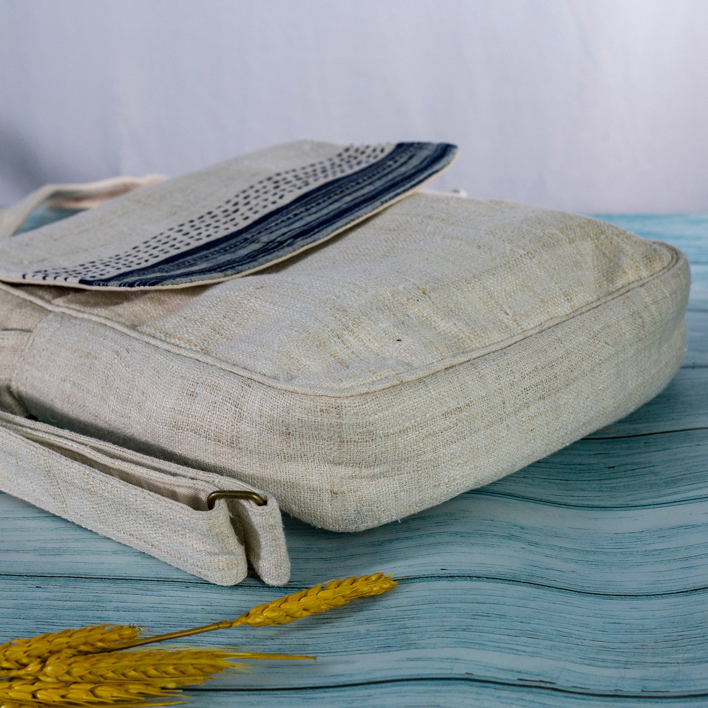 Naturlig beige hampa cross-body-väska, batik och handsydd flik