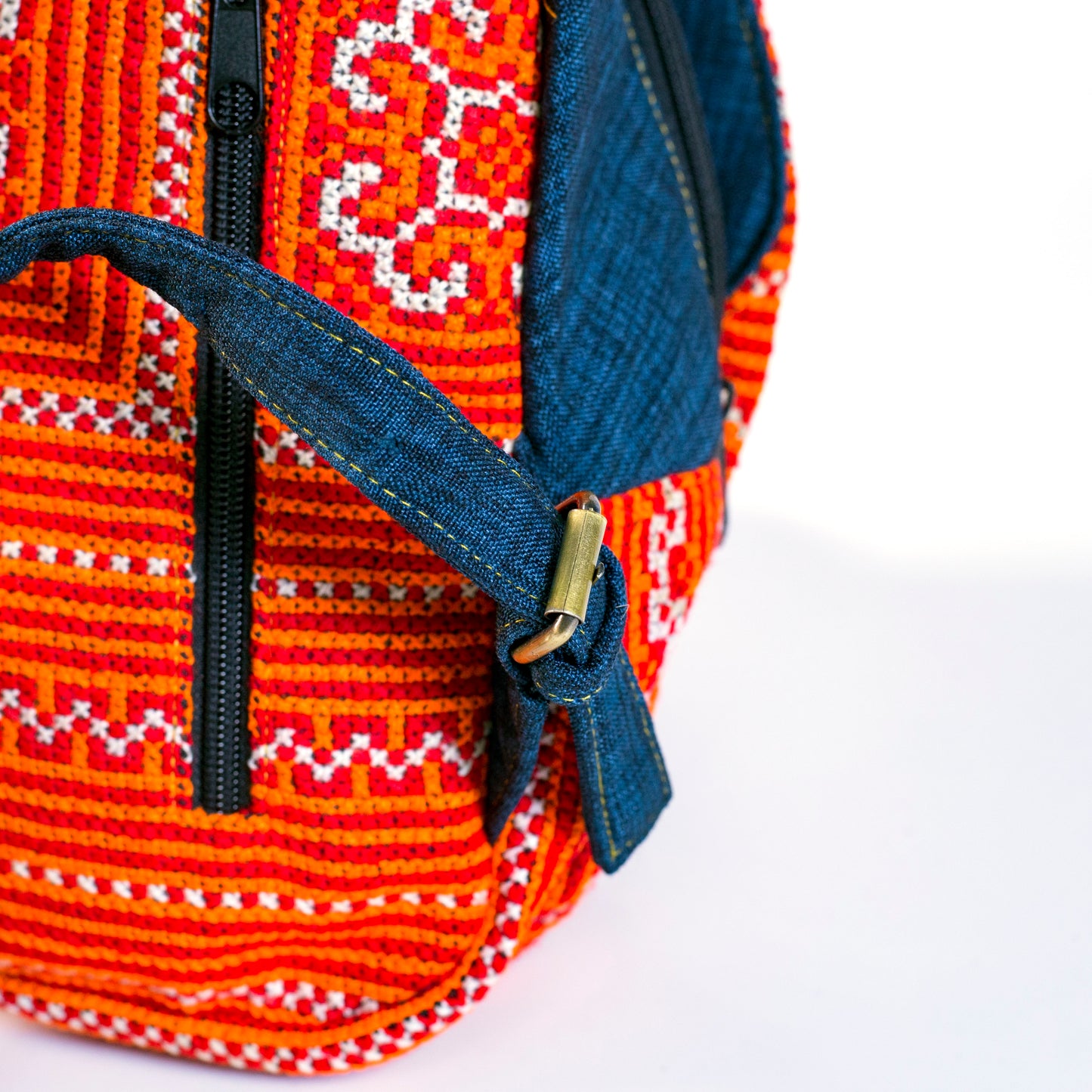 Multifunktionell ryggsäck och sele, rött handbroderityg, blå kant