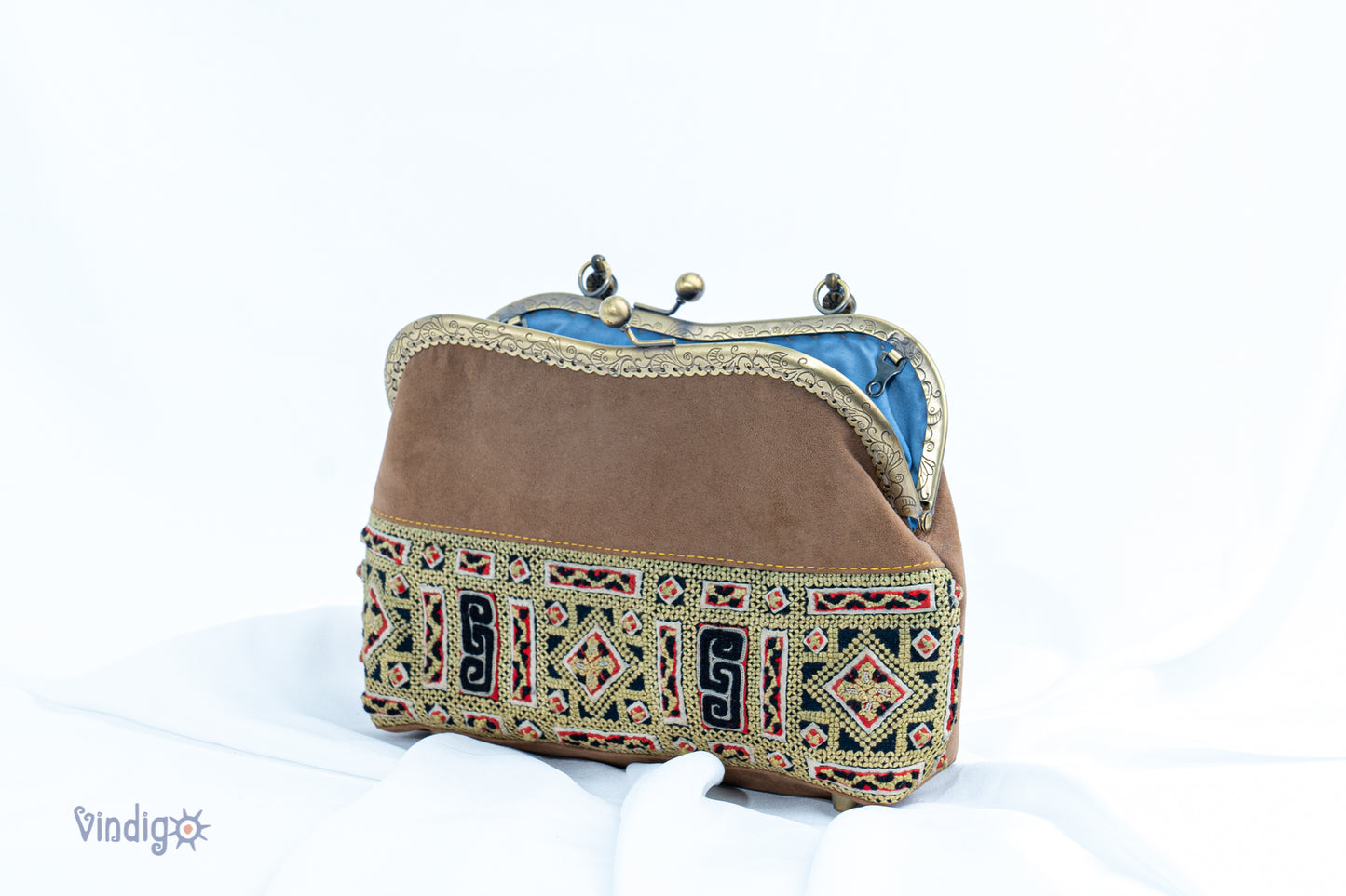 Suede läderväska med vintage tribal broderi och koppar-binding