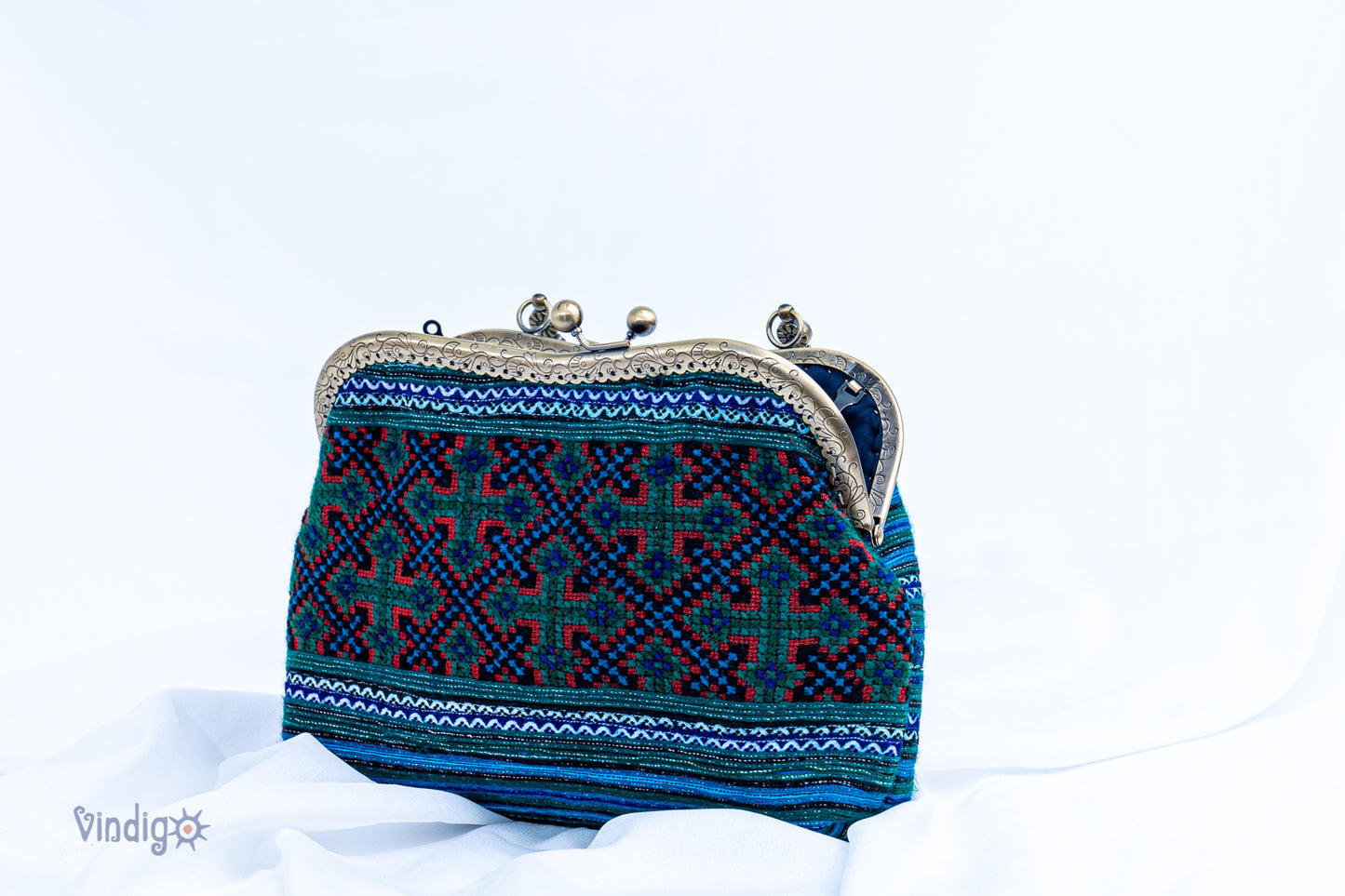Green Snowflake embroidered pattern shoulder bag with copper-binding