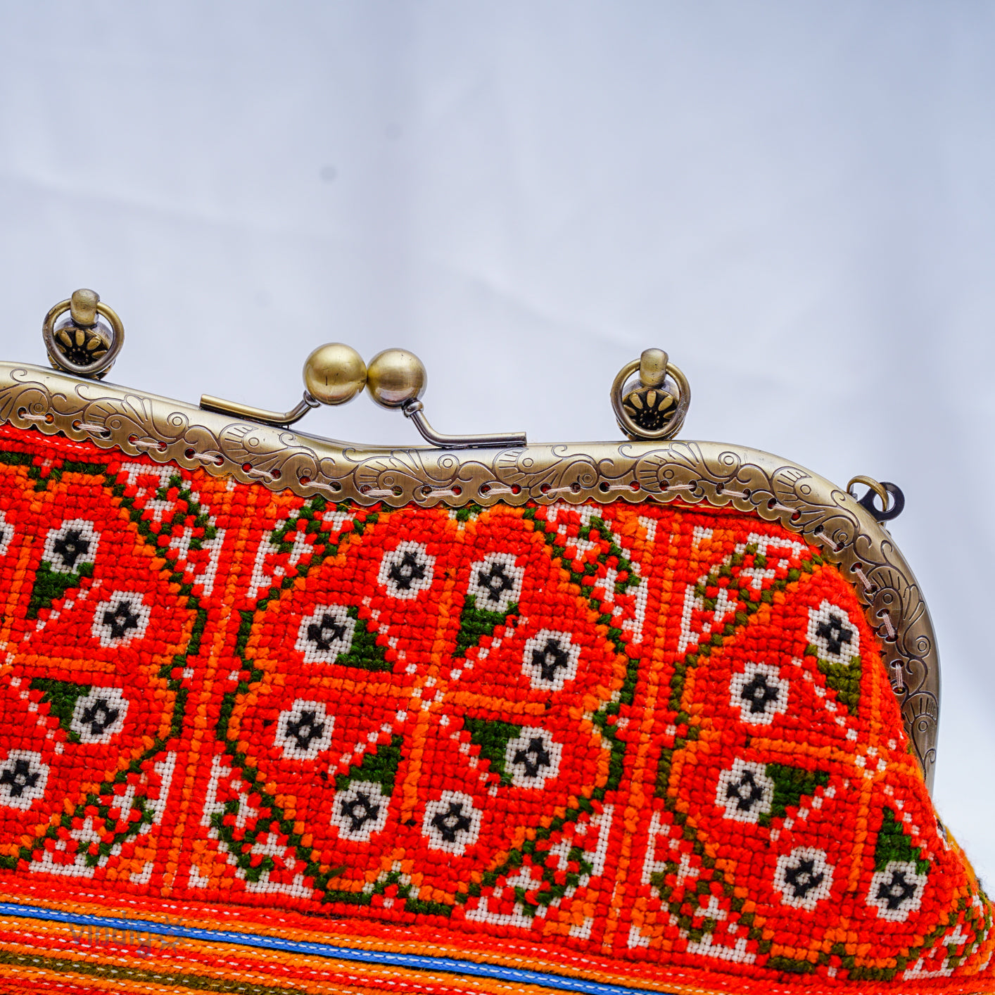 Unique red embroidered pattern with copper-binding shoulder bag