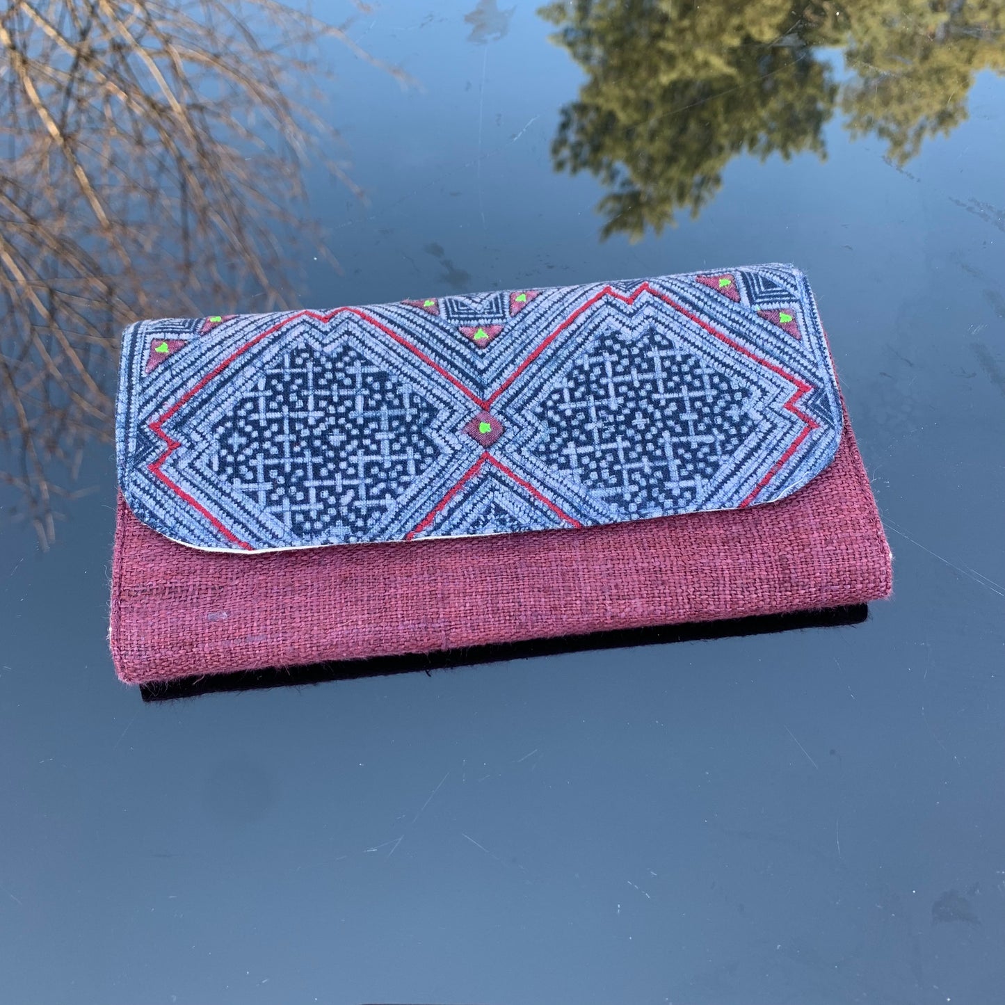 Bordeaux lång handväska, hampatyg, Indigo Batik-tyg, H'mong-mönster